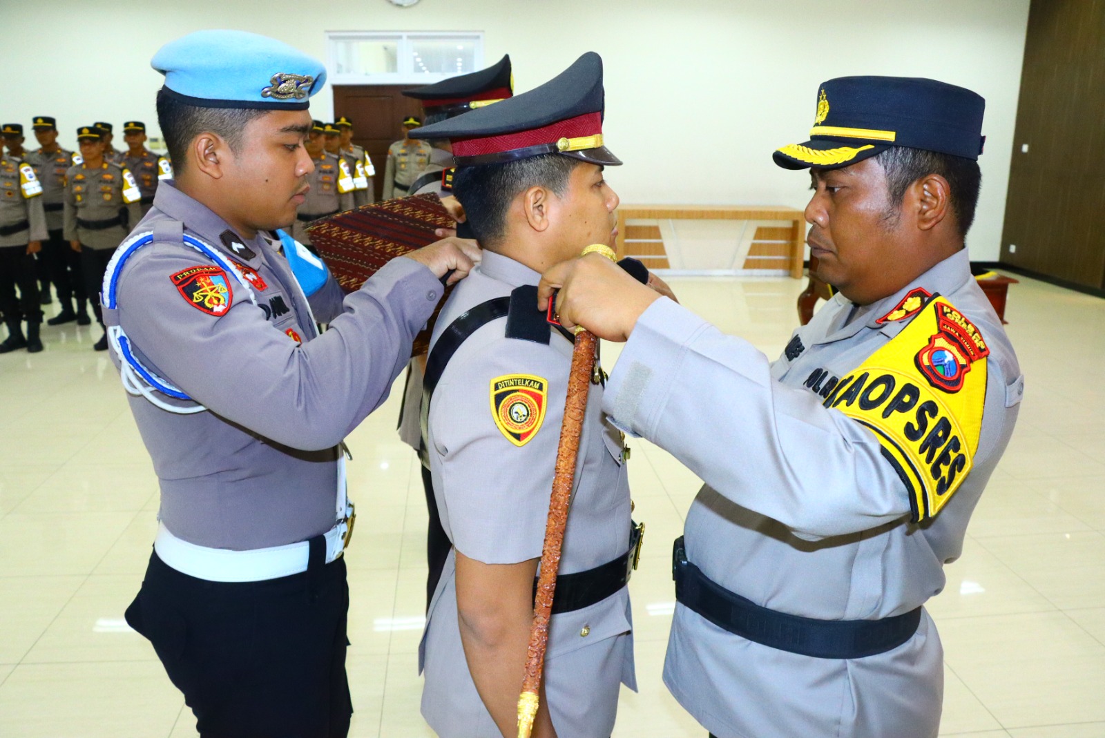 SERTIJAB : Kapolres Gresik AKBP Arief Kurniawan memimpin pergantian Kasat Intelkam dan Kapolsek Manyar di Mapolres Gresik.