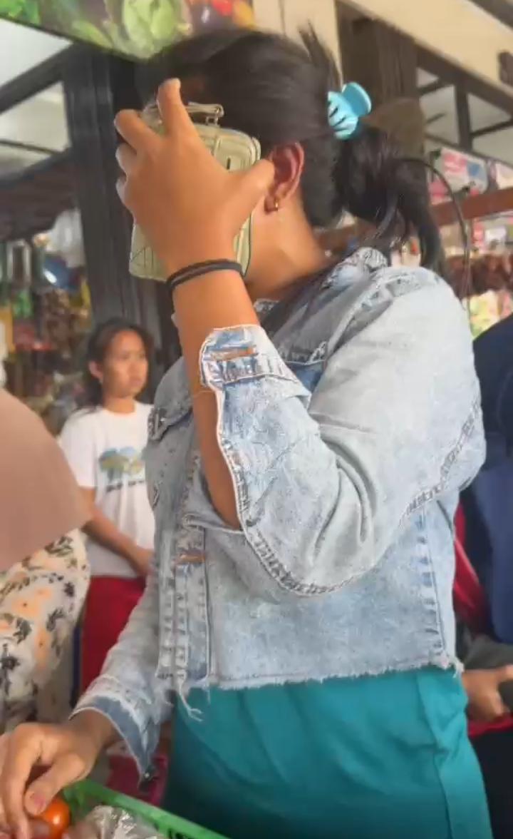 PERSELISIHAN : Seorang ibu - ibu tertangkap basah di duga melakukan pencurian di salah satu toko sembako di pasar di Kecamatan Menganti,Gresik.