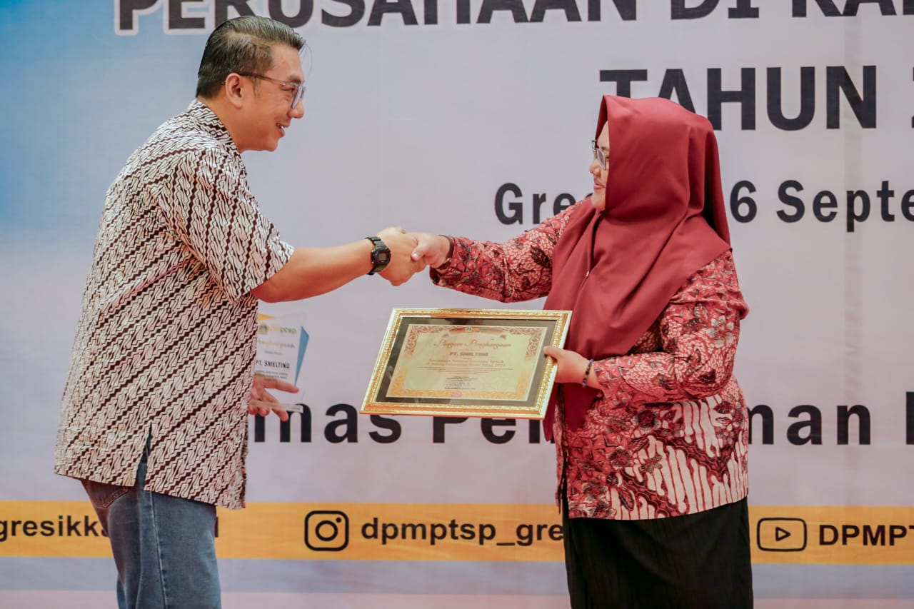 Plt Bupati Gresik Aminatun Habibah dan diterima GA Manager PT Smelting, Indra SW Junor dalam acara Penghargaan Penanaman Modal
