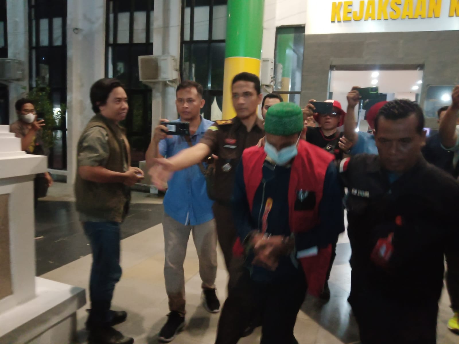 KORUPSI BERAS: Ketiga tersangka saat digelandang menuju mobil tahanan usai menjalani pemeriksaan di kantor Kejari Gresik