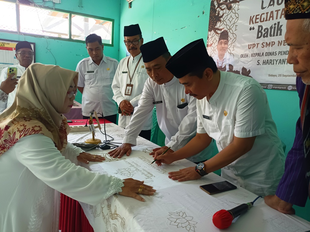 Kepala Dinas Pendidikan Kabupaten Gresik, S. Hariyanto meresmikan Batik kanjeng.