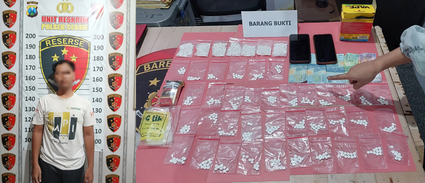 DIAMANKAN: Tersangka inisial MFA seorang mahasiswa saat diamankan di Mapolsek Cerme beserta barang bukti.