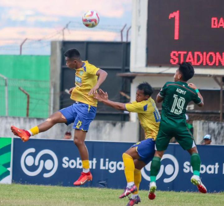 BEREBUT BOLA : Pemain Gresik United saat berebut bola dengan pemain Persipal Palu saat bertanding di Stadion Gawalise, Palu dalam pertandingan kompetisinya Liga 2 musim 2024/2025.