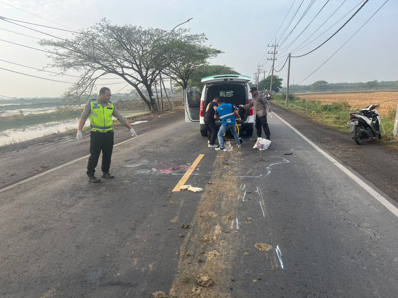 OLAH TKP: Anggota Unit Laka Satlantas Polres Gresik saat melakukan olah TKP kecelakaan di Jalan Raya Desa Padeg, Kecamatan Cerme, Gresik.