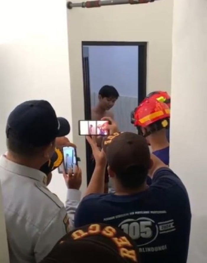 Pemuda yang terkunci di dalam kamar mandi jadi tontonan