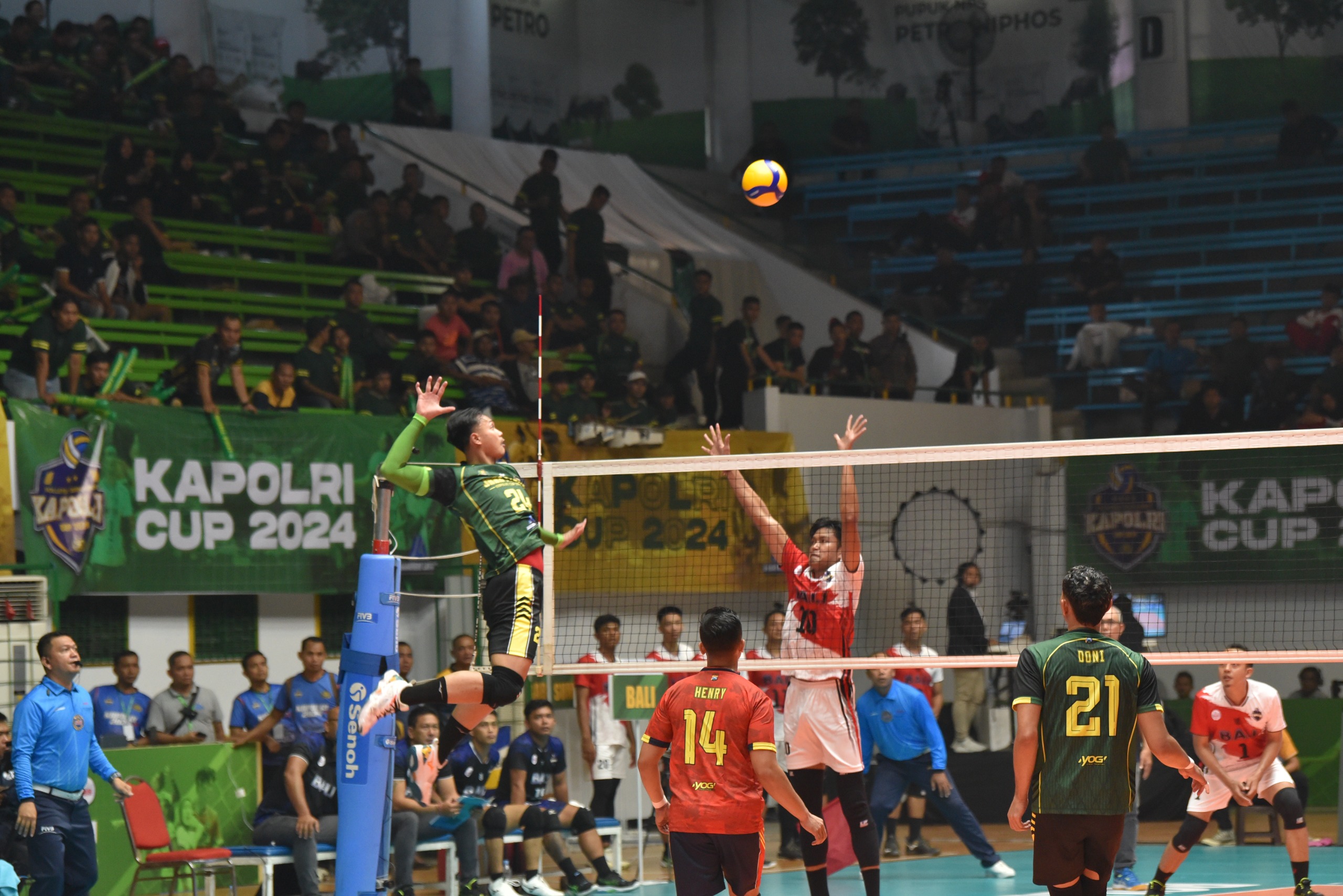 BOLA VOLI: &nbsp;Tim bola voli putri Jawa Timur saat melawan tim bola voli putri NTB di kompetisi bola voli piala Kapolri&nbsp; Cup di GOR Petrokimia Gresik.