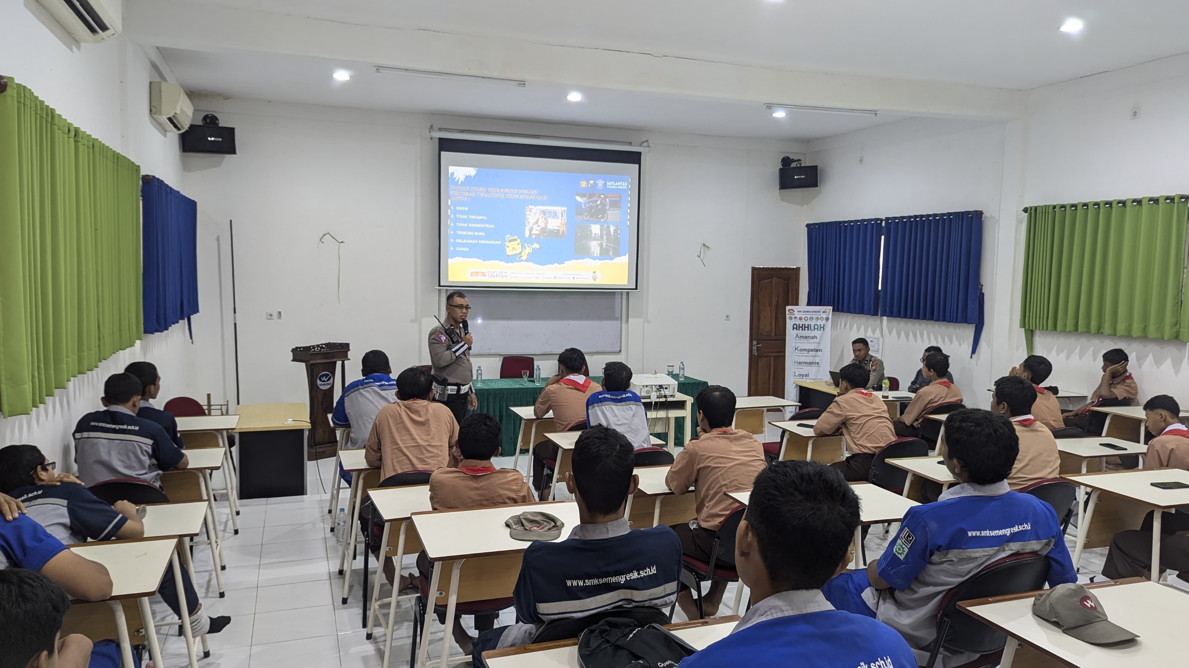 PATUH LALU LINTAS: Kanit Kamsel Satlantas Polres Gresik, Ipda Andreas Dwi Anggoro memberikan materi kepada siswa SMK Semen Gresik dalam kelas safety riding.