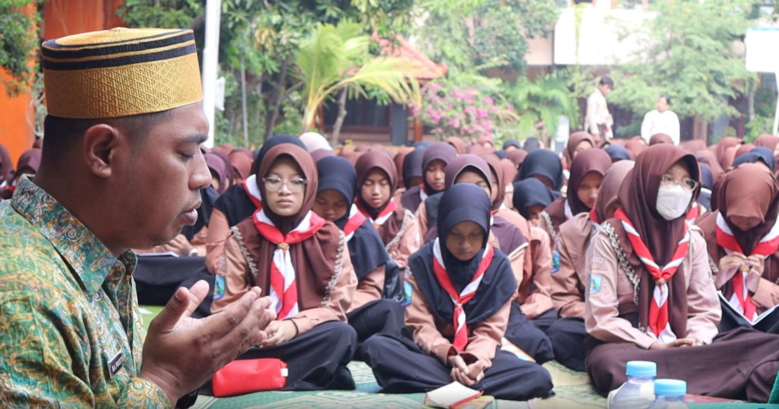 SEMARAK: Suasana meriah dengan lantunan sholawat bergemuruh di halaman UPT SMP Negeri 1 Gresik dalam peringatan Maulid Nabi Muhammad SAW pada Jumat (27/9).