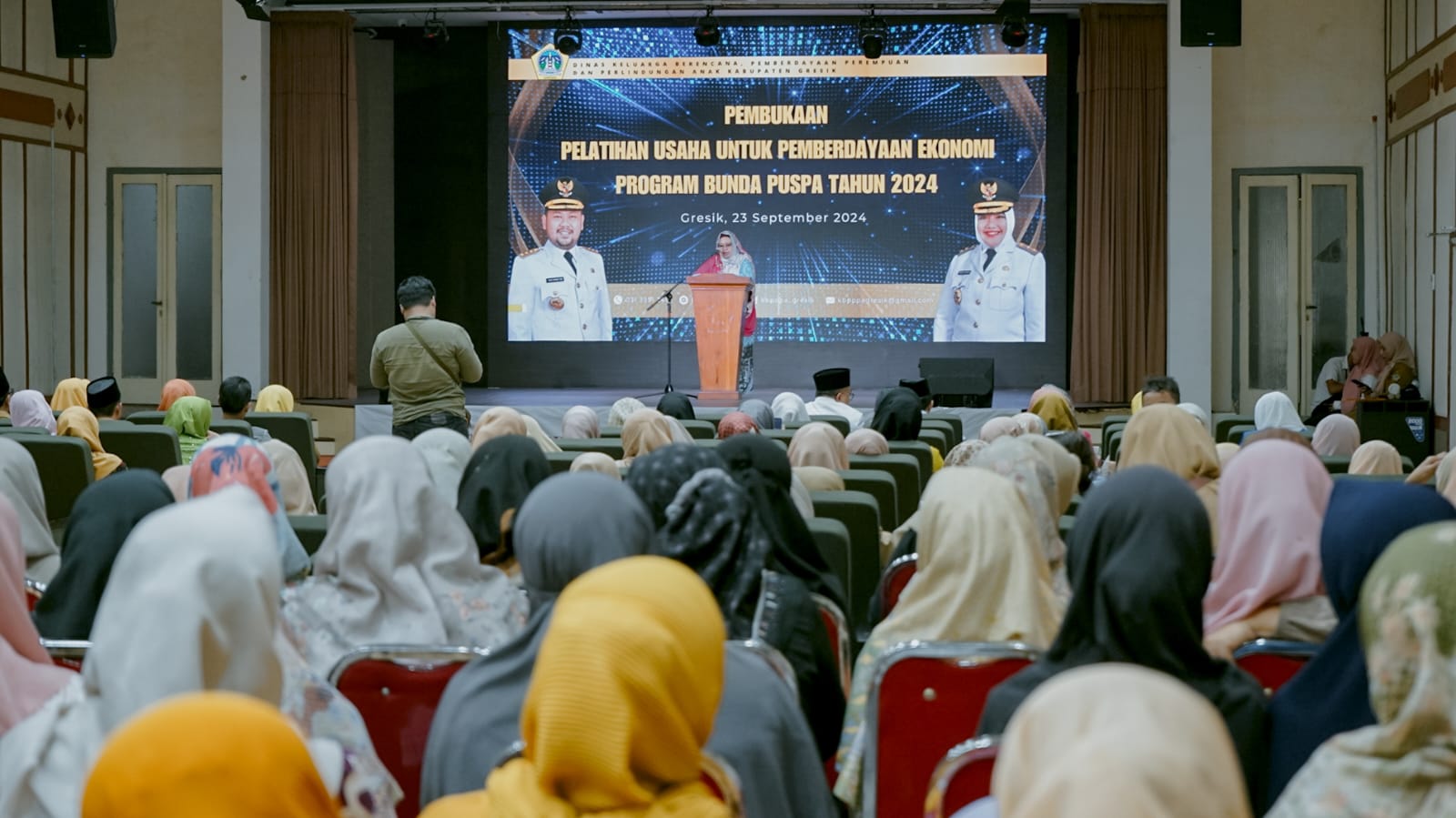 SAMBUTAN: Wakil Bupati Gresik Aminatun Habibah saat memberikan sambutan tentang program Bunda Puspa.