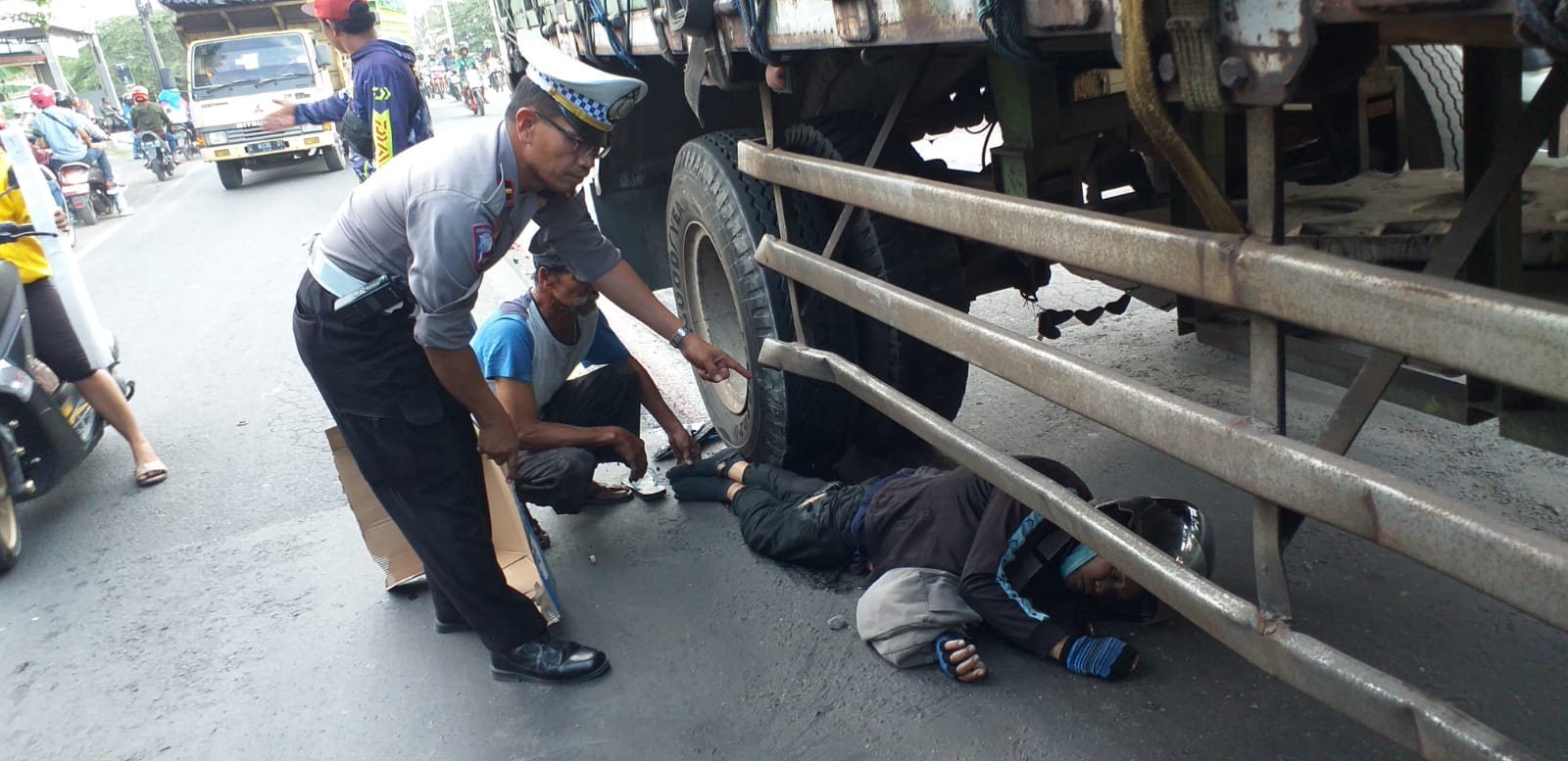 OLAH TKP: Anggota Unit Laka Satlantas Polres Gresik saat melakukan olah TKP kecelakaan di Jalan Raya Bringkang, Desa Bringkang, Kecamatan Menganti, Gresik.