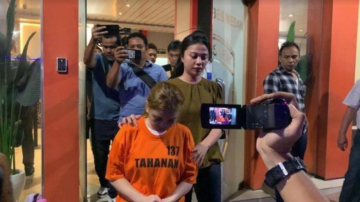 Tragis: Seorang ibu melakukan penganiayaan kepada anaknya.