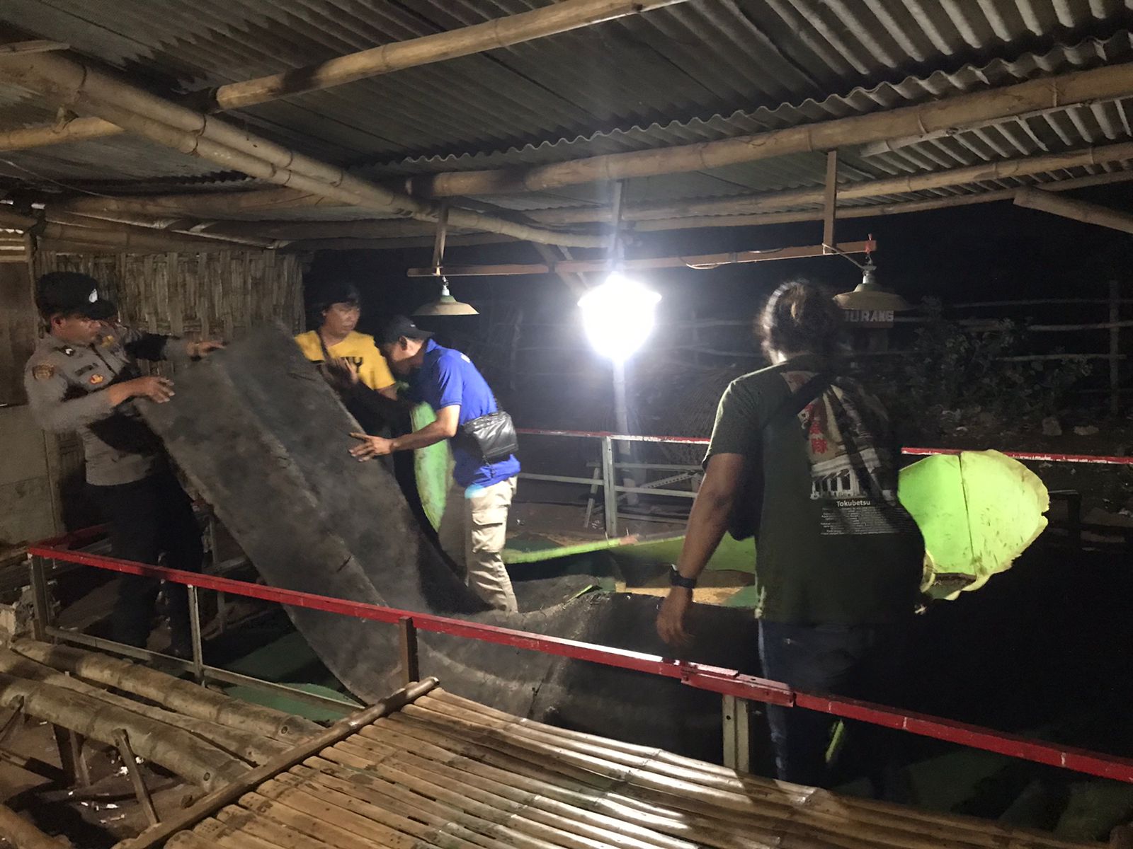 DIGEREBEK : Anggota Unit Resmob dan Polsek Sidayu, Gresik saat melakukan penggerebekan dan membakar sangkar ayam di lokasi sabung ayam di wilayah Kecamatan Sidayu, Gresik.