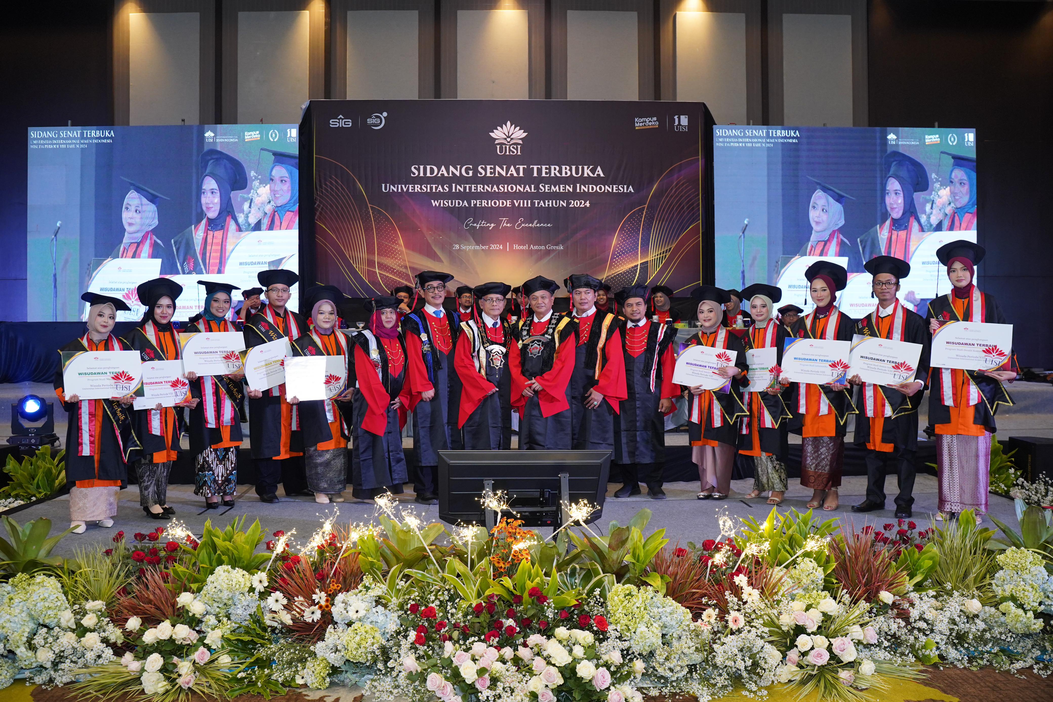 WISUDAWAN TERBAIK : para wisudawan terbaik periode VIII dari 10 prodi UISI berfoto bersama rektor UISI dan ketua sidang senat terbuka.
