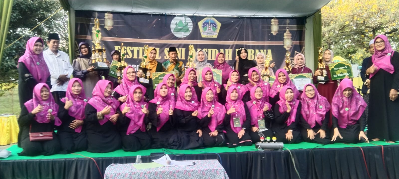 PERINGATAN MAULID NABI: Para pemenang Festival Qosidah dalam rangka memperingati Maulid Nabi Muhammad di Masjud Agung Gresik berlangsung meriah di halaman masjid, Sabtu (29/9).