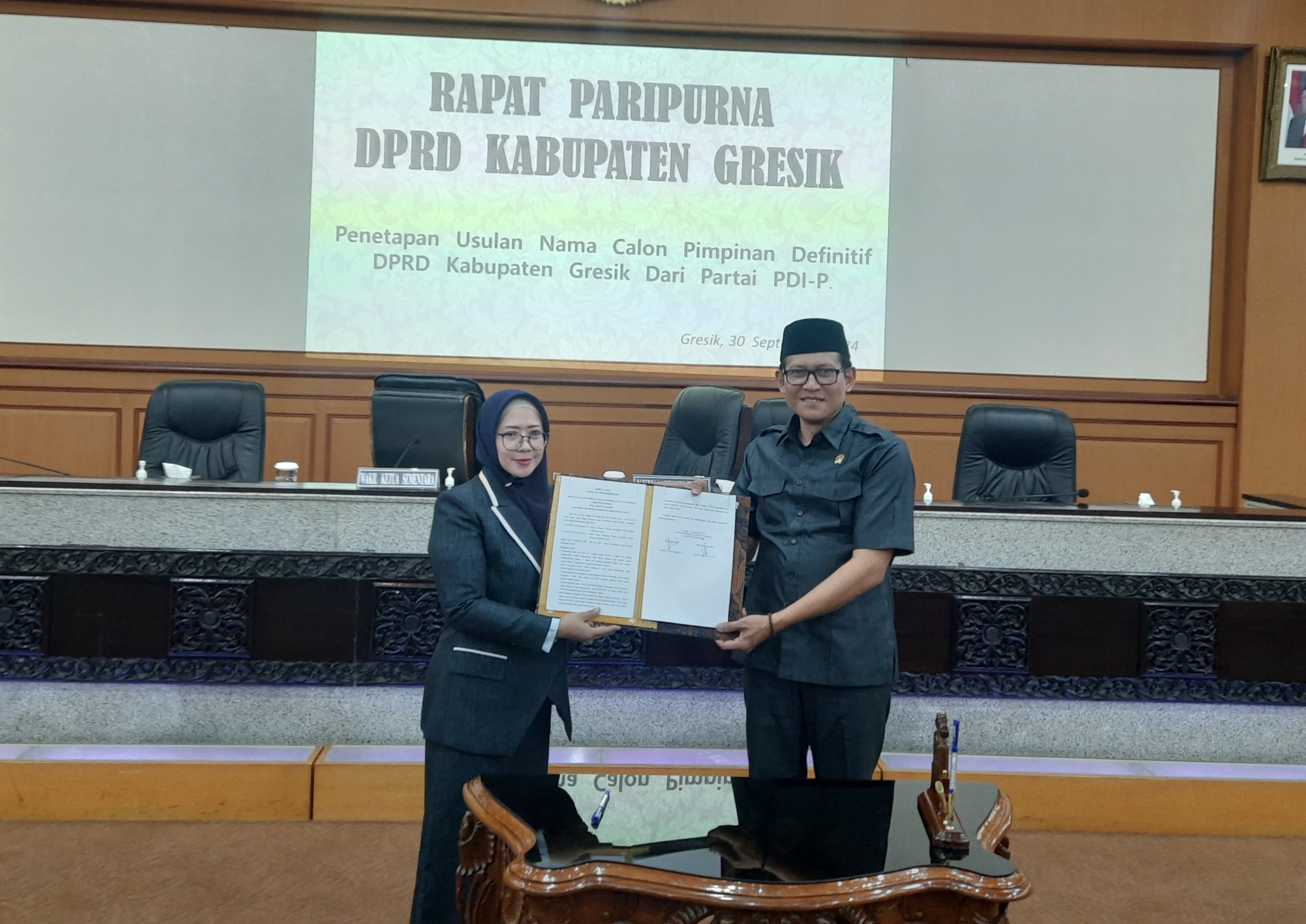 Pimpinan sementara DPRD Gresik Abdullah Hamdi dan Nur Saidah usai menandatangani usulan Mujid Riduan sebagai pimpinan definitif ke Gubernur Jatim.