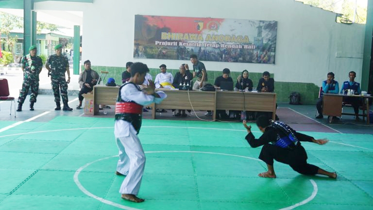 SELEKSI: Para atlet pencak silat di Gresik saat menjalani seleksi untuk mengikuti Popda Jatim yang diadakan IPSI Kabupaten Gresik di Aula Bale Paraduta Makodim 0817/Gresik.