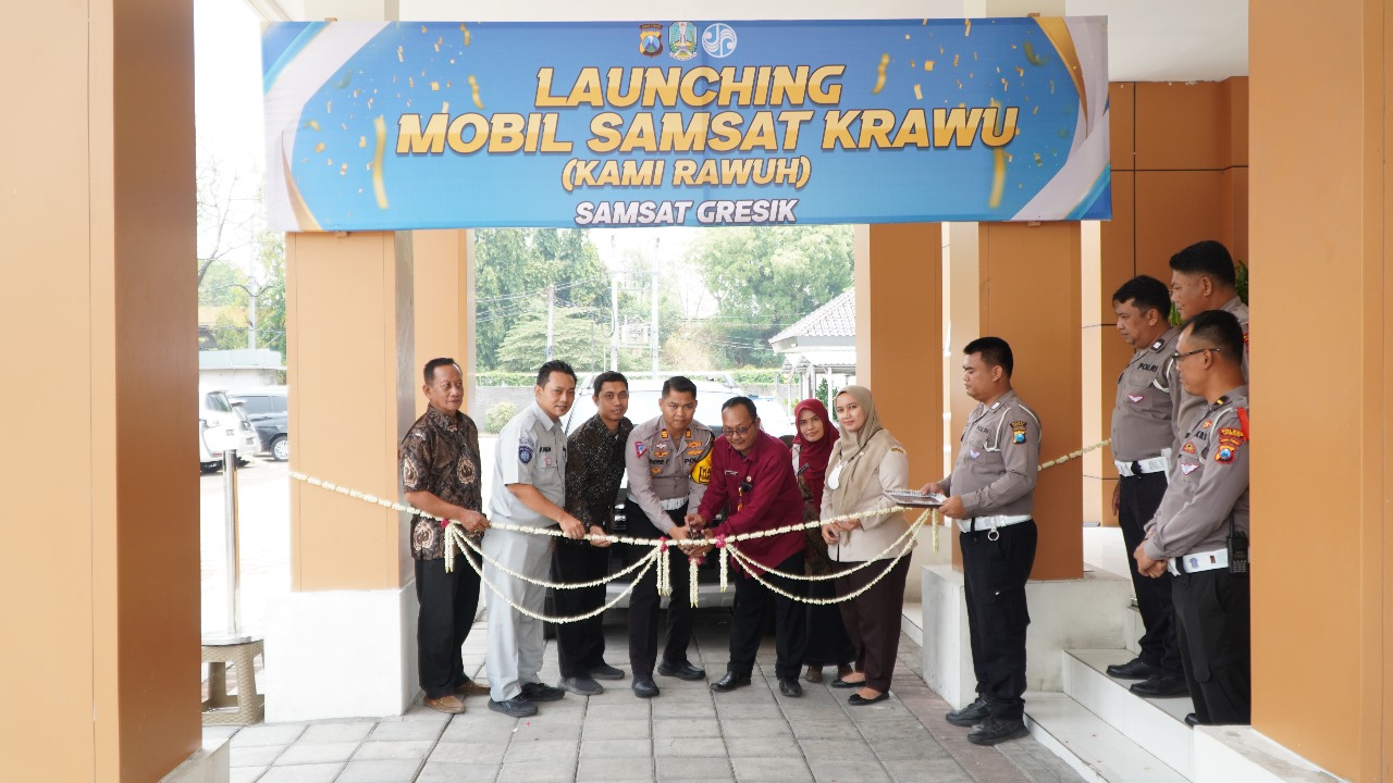 INOVASI: Satlantas Polres Gresik saat meresmikan sebuah inovasi baru, yakni program mobil Samsat "KRAWU" (Kulo Rawuh), sebuah layanan "jemput bola" untuk membantu masyarakat yang tinggal jauh