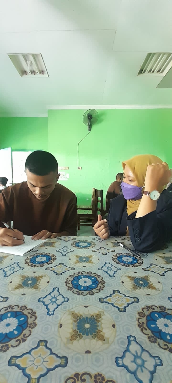 Yunita Suryani menemani orang dengan gangguan jiwa menulis puisi