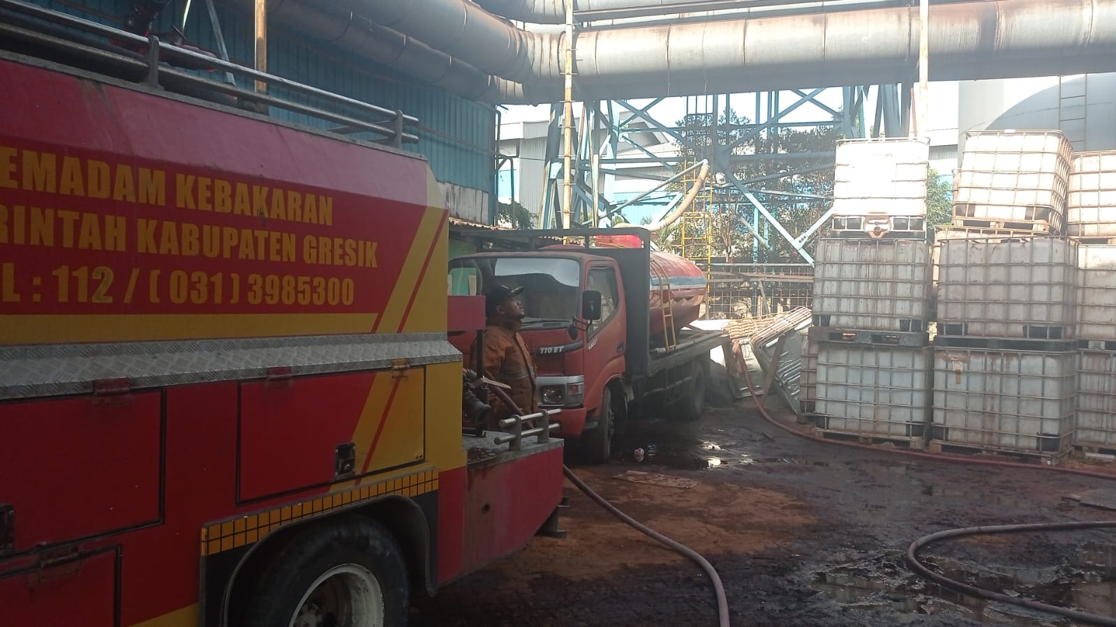 PEMBASAHAN : Anggota Damkarla Gresik saat melakukan pembasahan sebuah blower milik PT. Aneka Rimba Indonusa KM 30.6 Desa Sumengko, Kecamatan Wringinanom, Gresik.