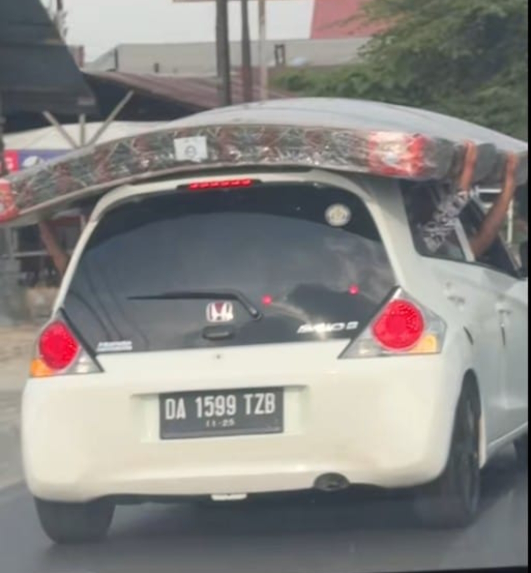 Kasur diangkat di atas mobil