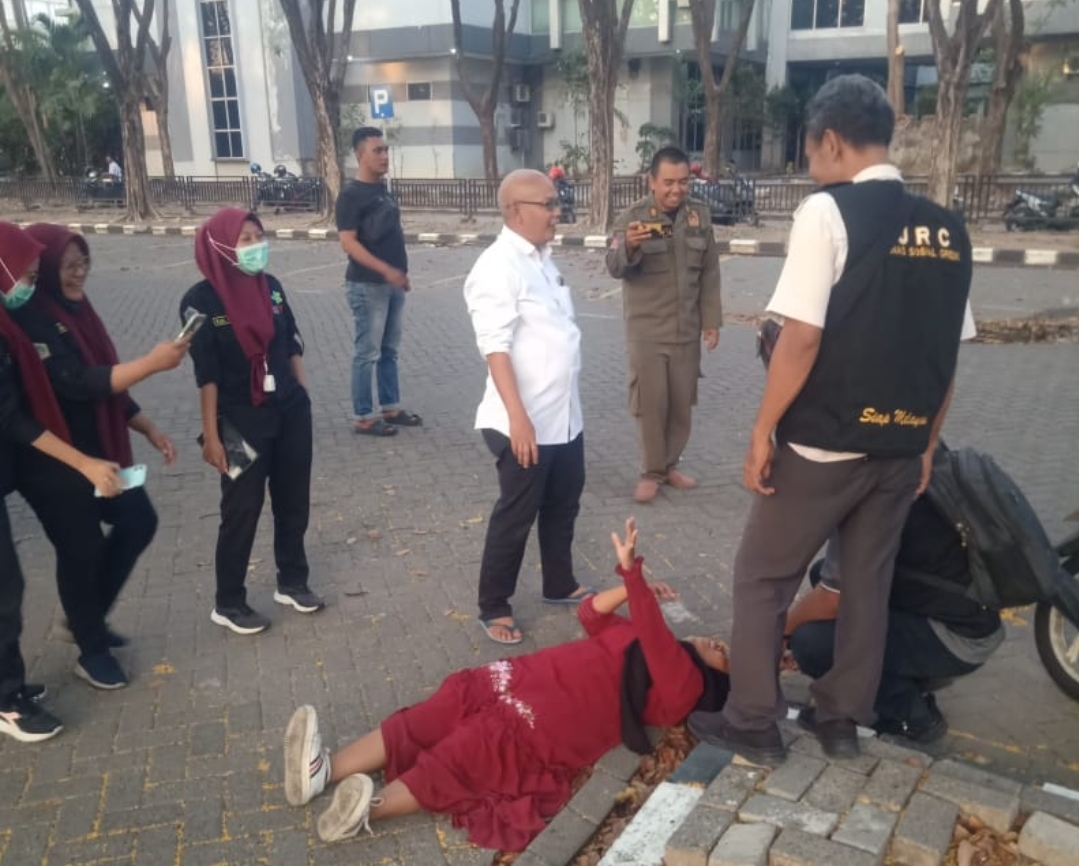 Alfi Ariyanto Pekerja Sosial Ahli Muda Dinsos Gresik saat melakukan evakuasi ODGJ yang pura-pura pingsan.