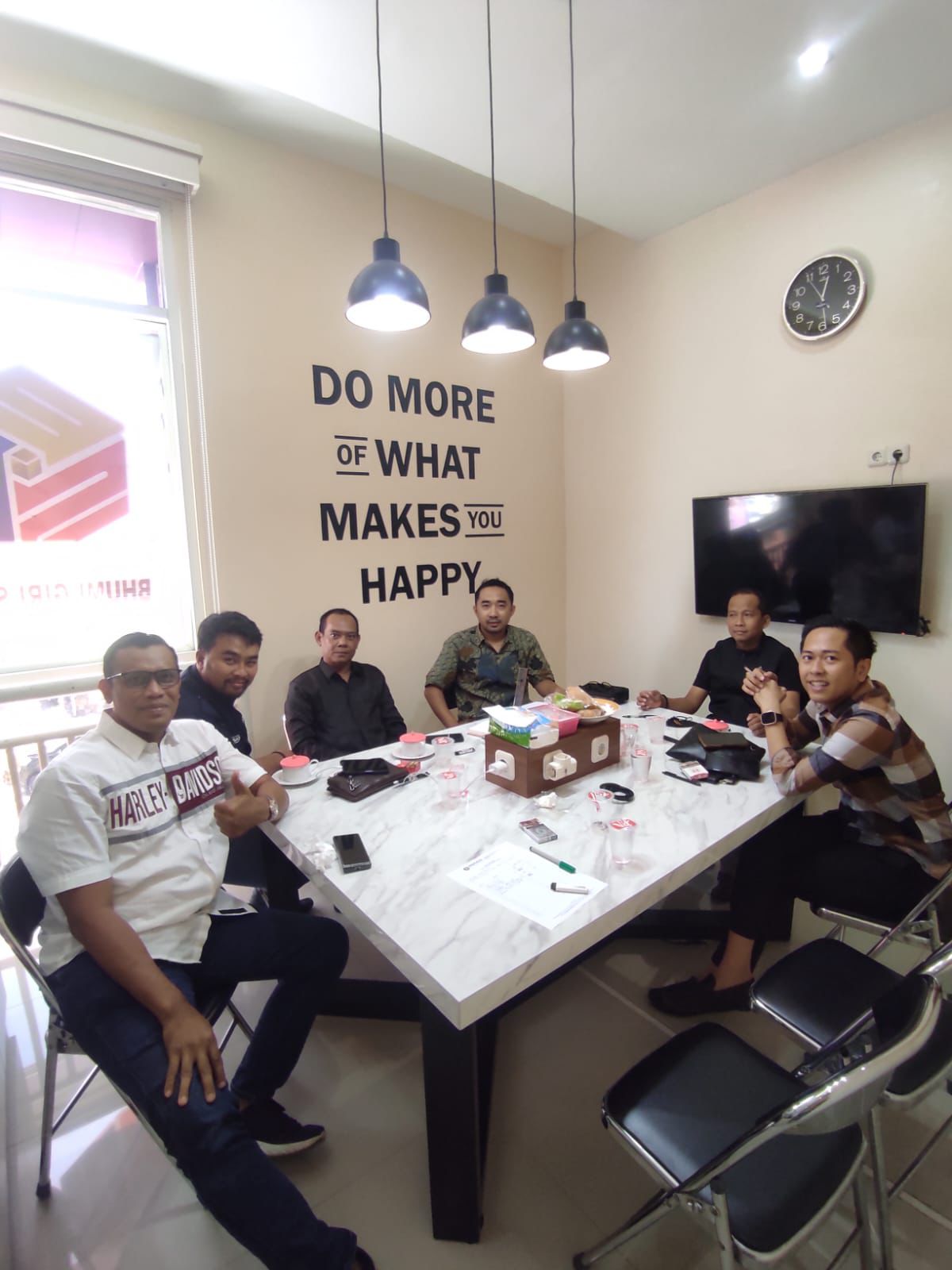 TANGGAPAN: Pengurus Pusat Bantuan Hukum (PBH) Peradi DPC Gresik memberikan tanggapan kasus dugaan korupsi yang dilakukan tiga pejabat Desa Roomo Kecamatan Manyar, Gresik.