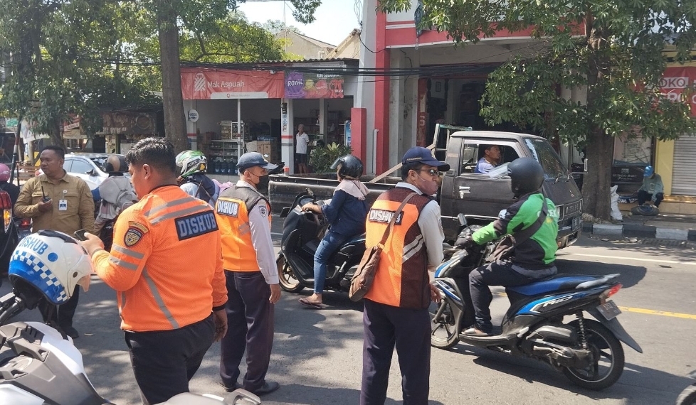 Dishub Gresik saat melakukan pengawasan pelaksanaan parkir tepi jalan umum.