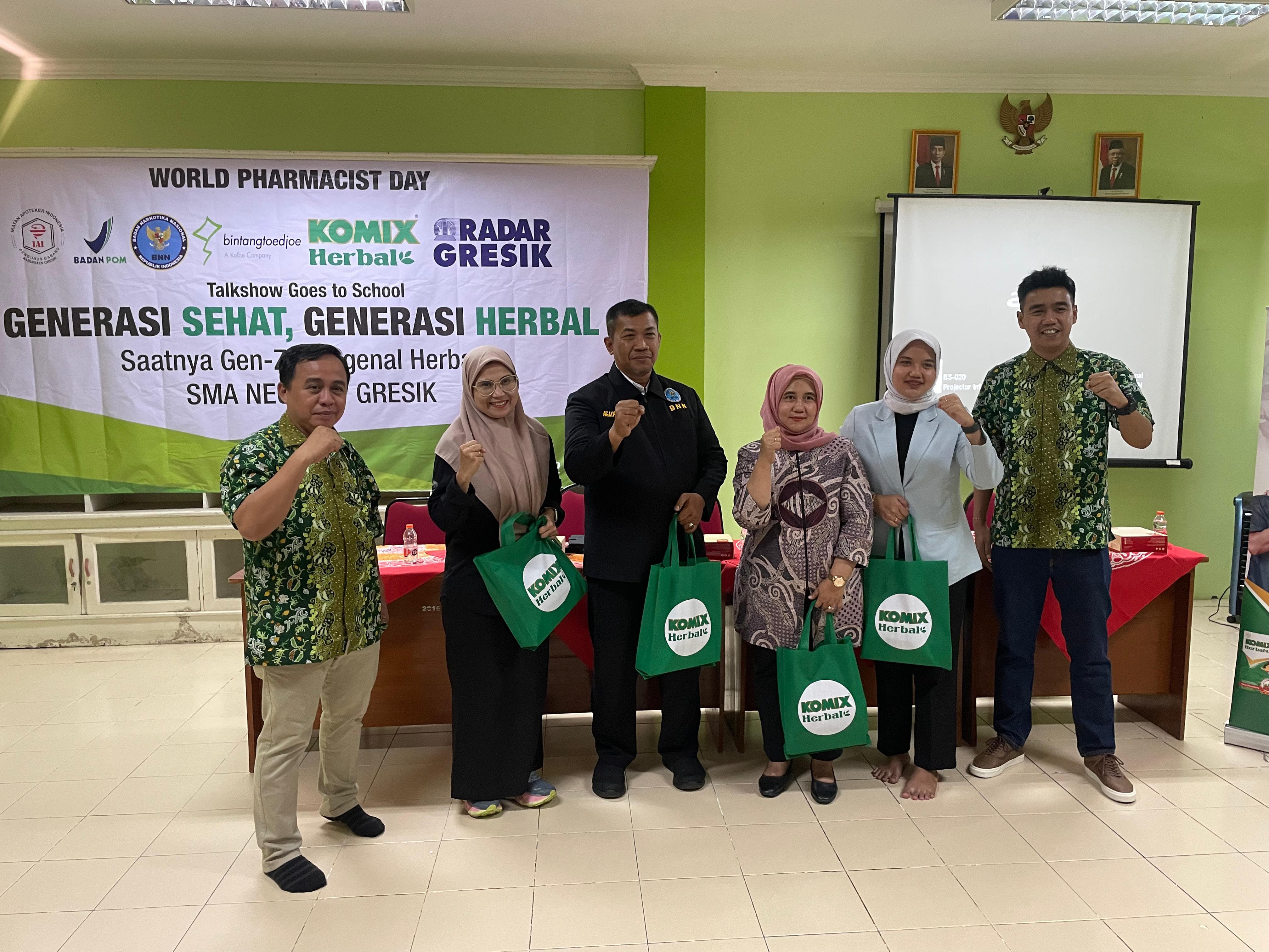 MELEK HERBAL: PT. Bintang Toedjoe melalui produk Komix Herbal menggelar talkshow edukasi bertajuk &ldquo;Generasi Sehat, Generasi Herbal&rdquo; di SMA Negeri 1 Gresik, Rabu (2/10).