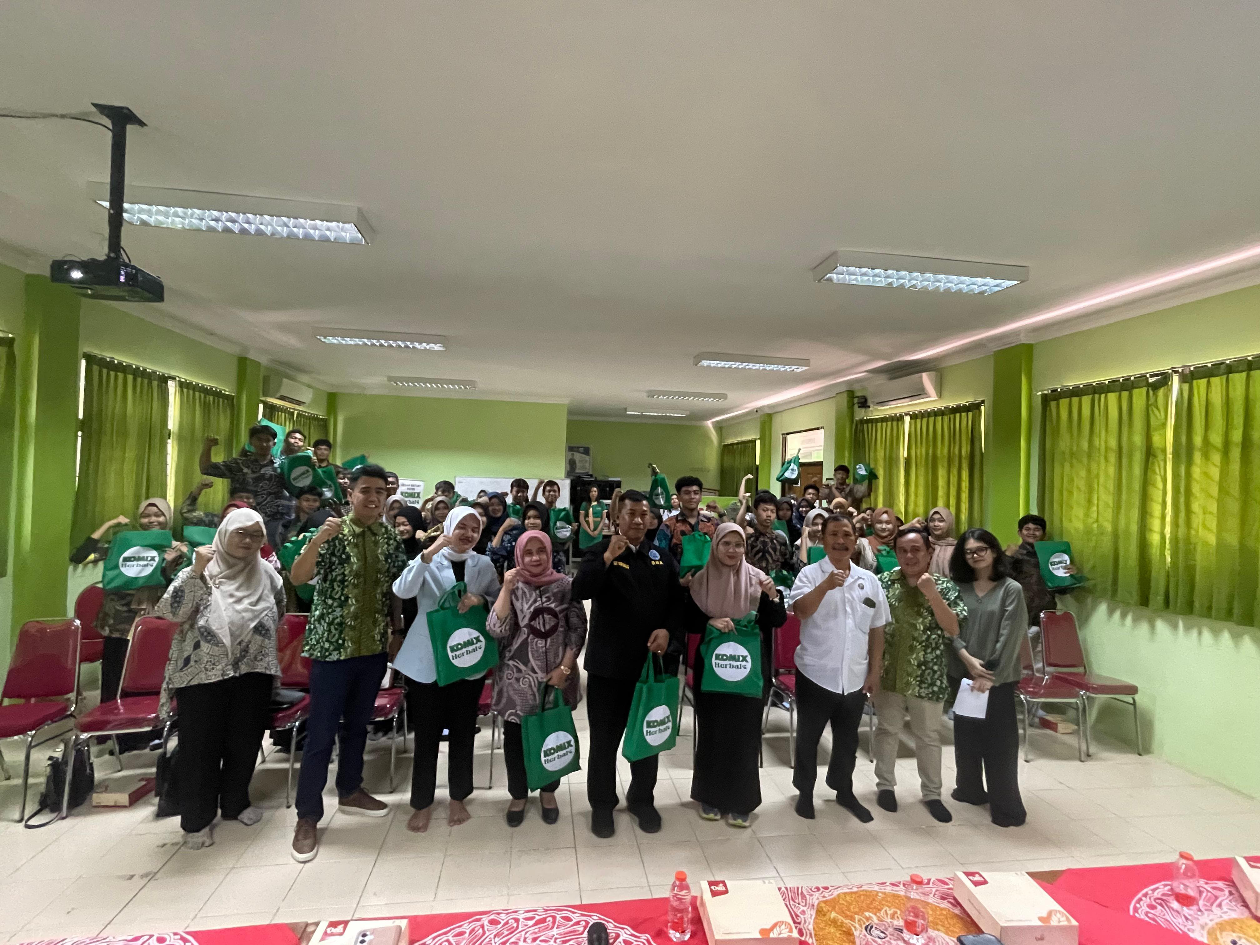 Para anak muda komitmen menjadi Generasi Sehat, Generasi Herbal&rdquo; di SMA Negeri 1 Gresik, Rabu (2/10).