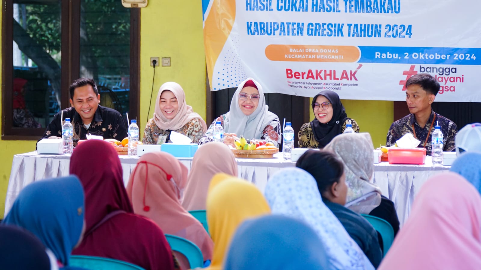 SAMBUTAN: Plt Bupati Gresik Aminatun Habibah memberikan sambutan saat pemberian BLT ke warga Menganti, Gresik.