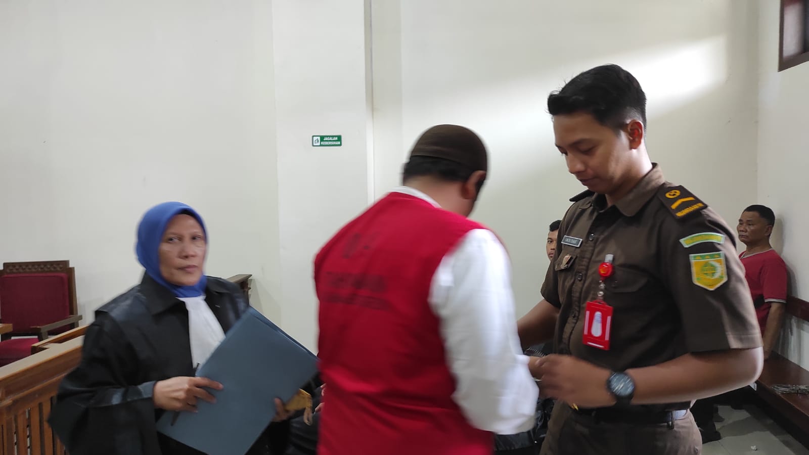 PASRAH: Terdakwa Aris Rudi Riyono pasrah usai menjalani sidang di putusan di PN Gresik.