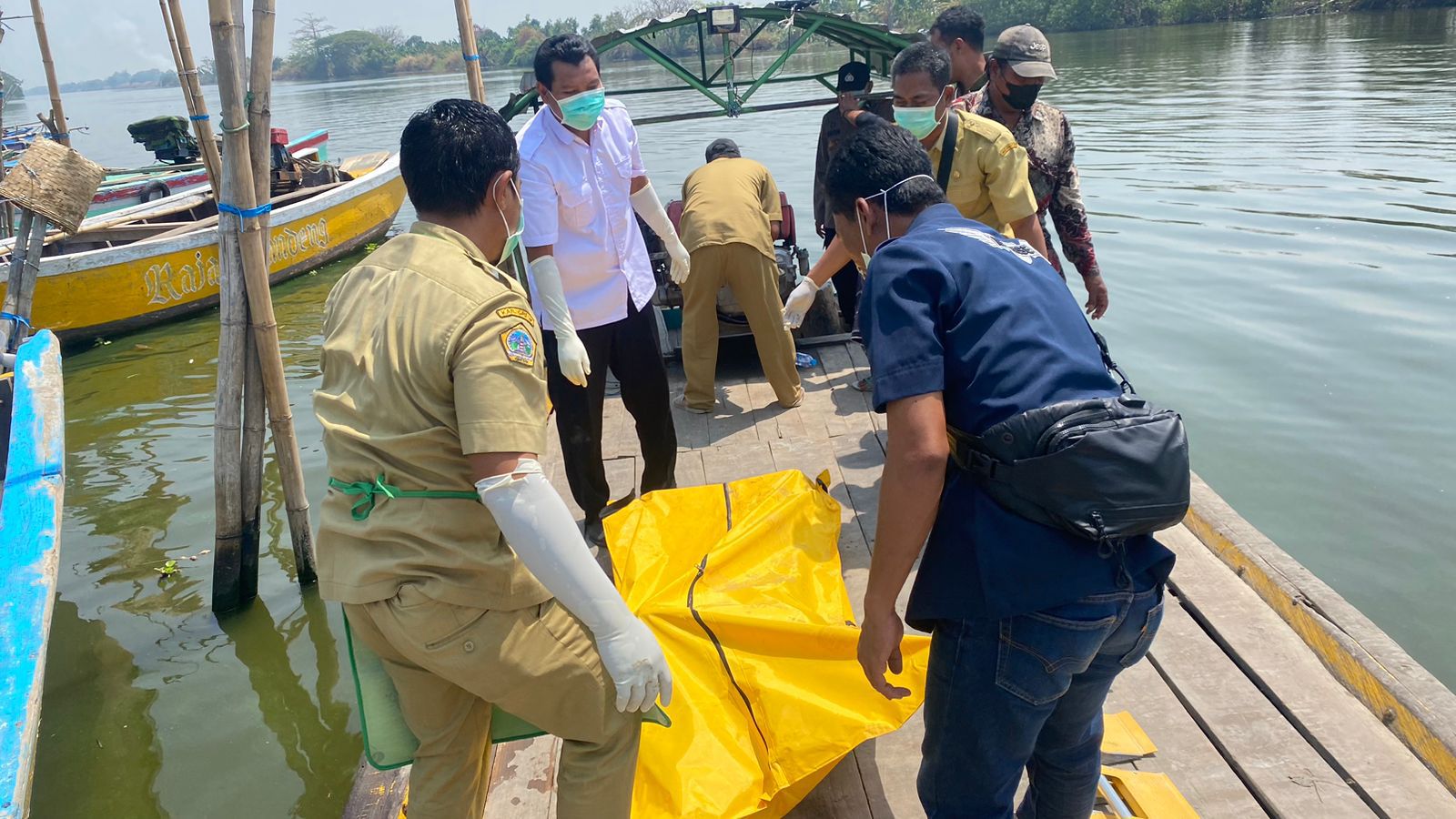 EVAKUASI: Anggota Polsek dan tim medis Puskesmas Sidayu melakukan evakuasi mayat yang ditemukan mengambang di sungai Bengawan Solo, Desa Randuboto, Kecamatan Sidayu.