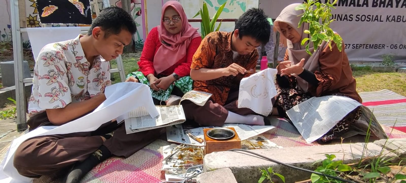 MEMBATIK : Siswa Siswi SLB Kemala Bhayangkari Gresik saat melaukan belajar membatik untuk memperingati Hari Batik Nasional.