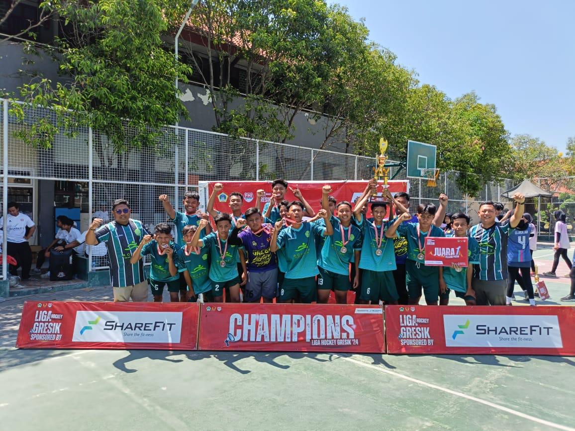 HEBAT : Kepala SMA Negeri 1 Manyar Dra. Dian Kartikowati, M.M berfoto bersama dua siswi yang berprestasi tingkat nasional bersama para guru.