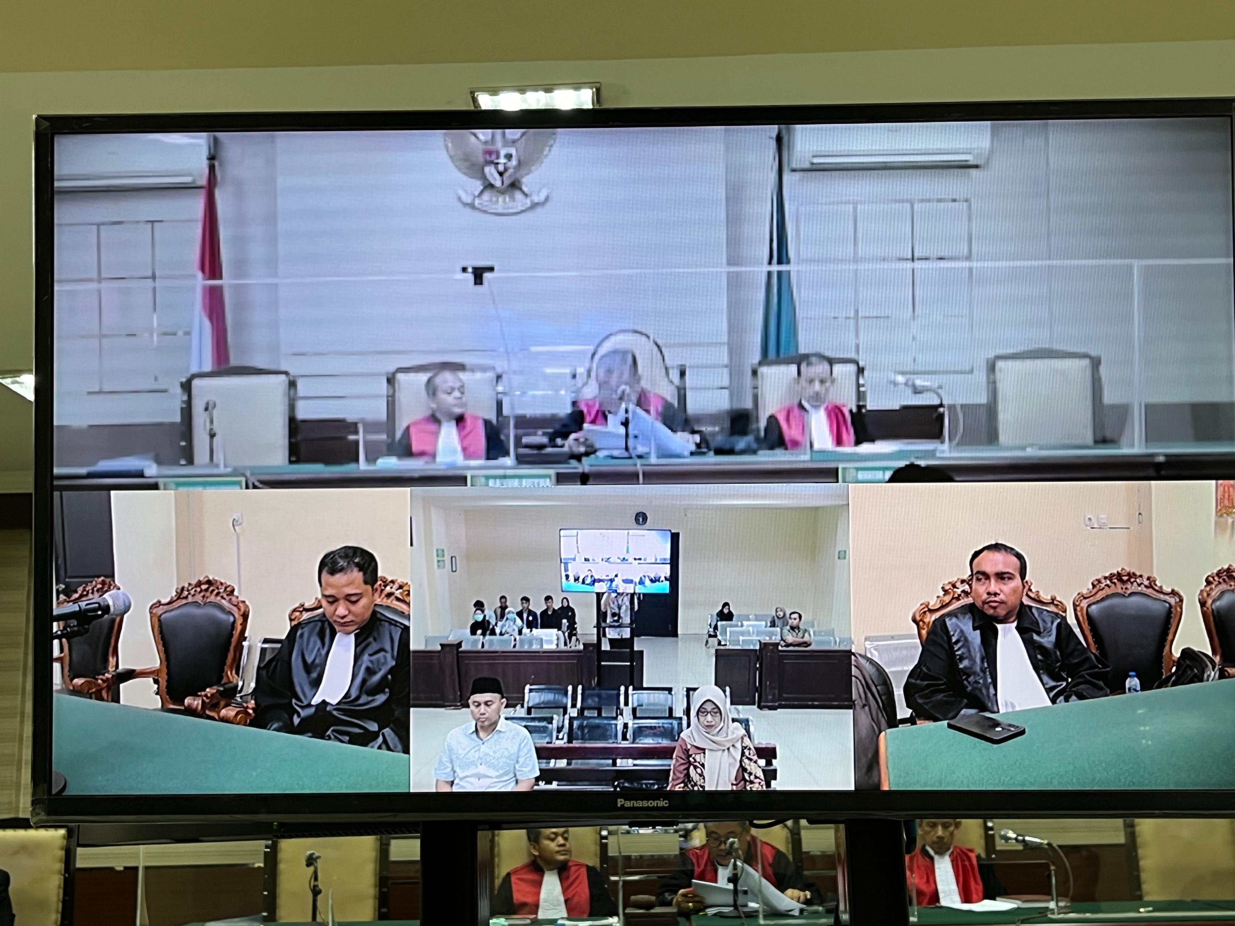 PUTUSAN: Kedua terdakwa Malahatul Fardah dan Rian Febrianto saat menjalani sidang putusan di PN (Tipikor) Surabaya.
