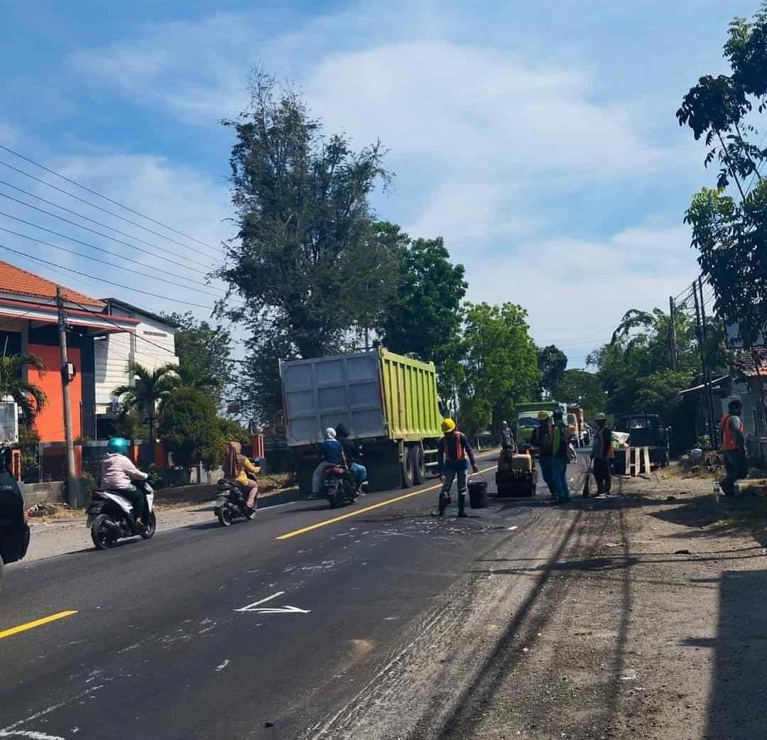 Petugas BBPJN Jatim saat melakukan penyisiran dan perbaikan Jalan Raya Sidayu usai dicorat-coret warga.