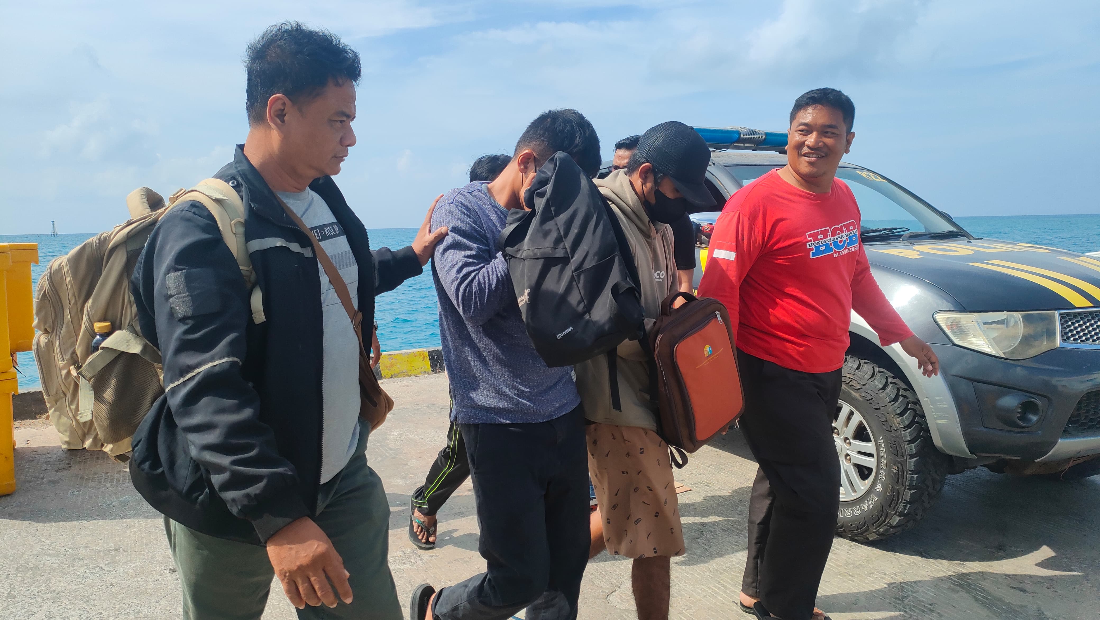 DITAHAN: Tiga tersngka pengedar Sabu - sabu saat diamankan anggota Polsek Tambak, Bawean, Gresik.