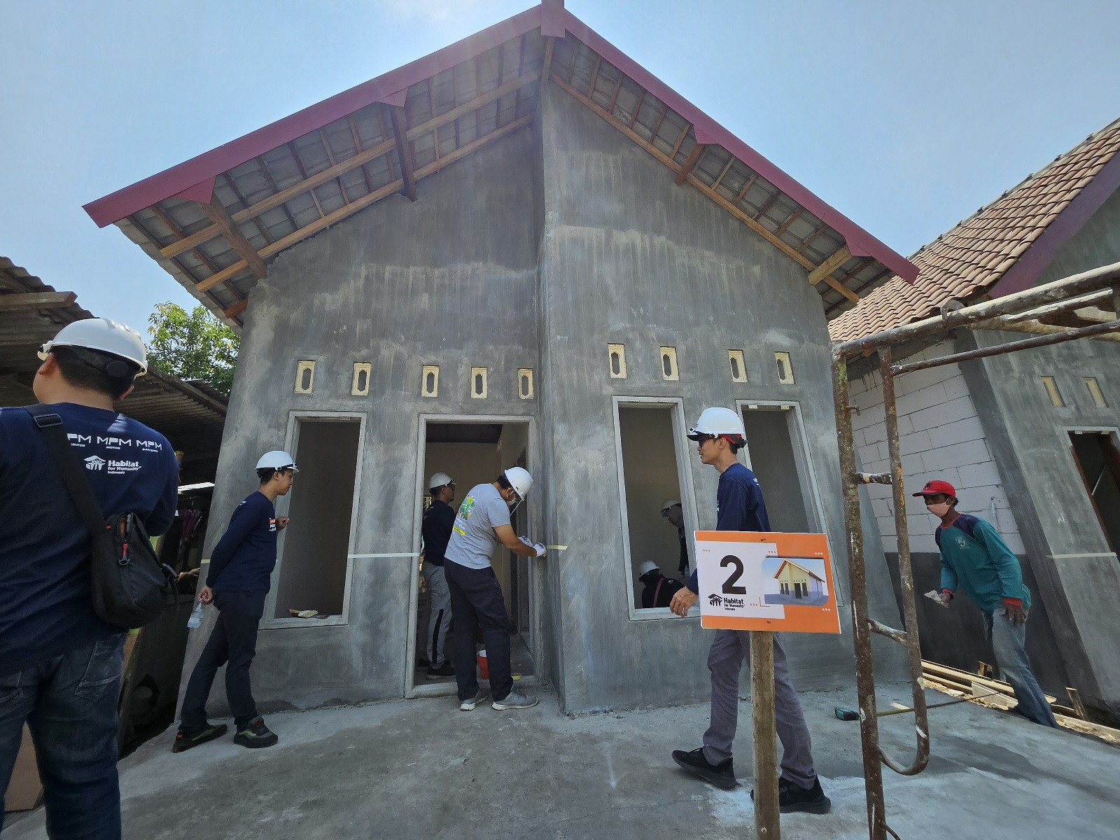 Lebih Layak : Para karyawan MPM Honda Jatim NTT bergotong royong membangun rumah dua warga Desa Sooko Wringinanom Gresik yang nyaris ambruk.