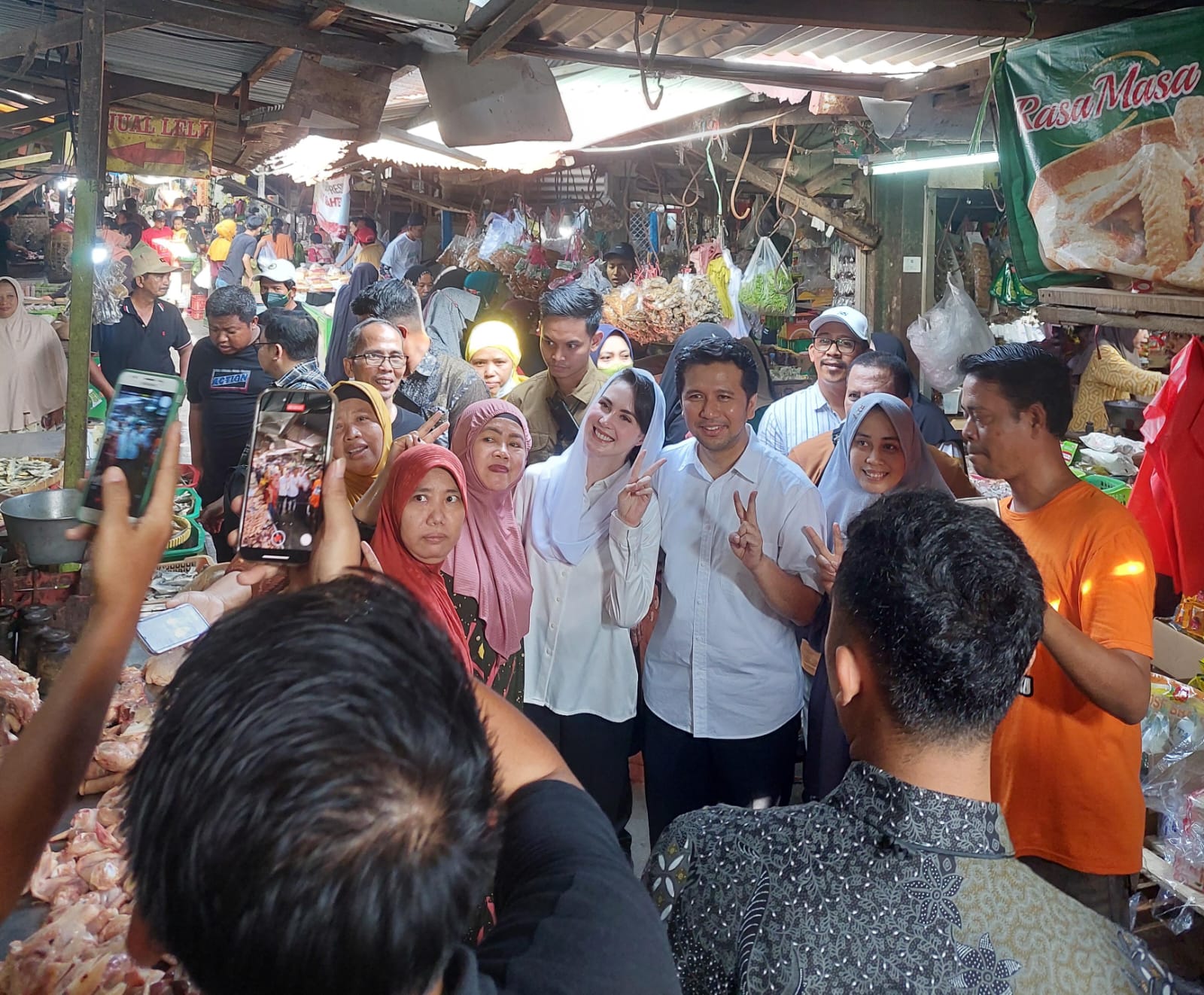 Warga dan Pedagang Pasar Menganti Gresik Beri Dukungan Spontan untuk Khofifah-Emil