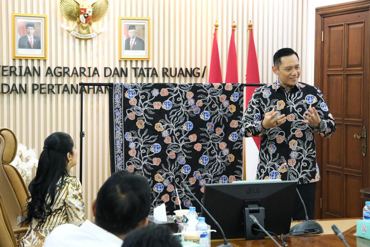 Kado Istimewa : Menteri ATR/BPN, Agus Harimurti Yudhoyono melaunching batik Sekar Pace Bhumi di hari batik nasional.