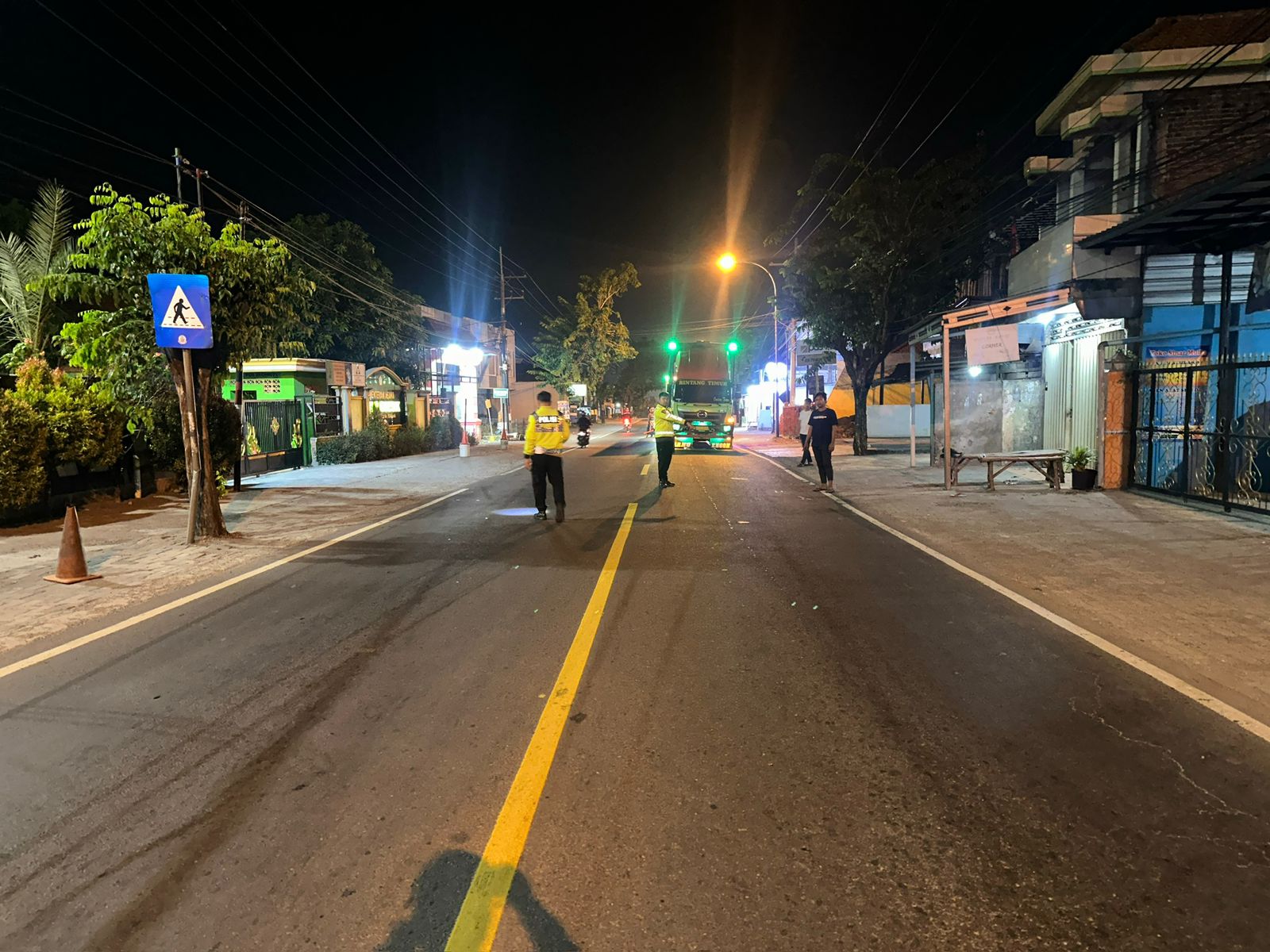 OLAH TKP : Anggota Unit laka Satlantas Polres Gresik saat melakukan olah TKP di Jalan Raya Kedamean, Kecamatan Kedamean, Gresik