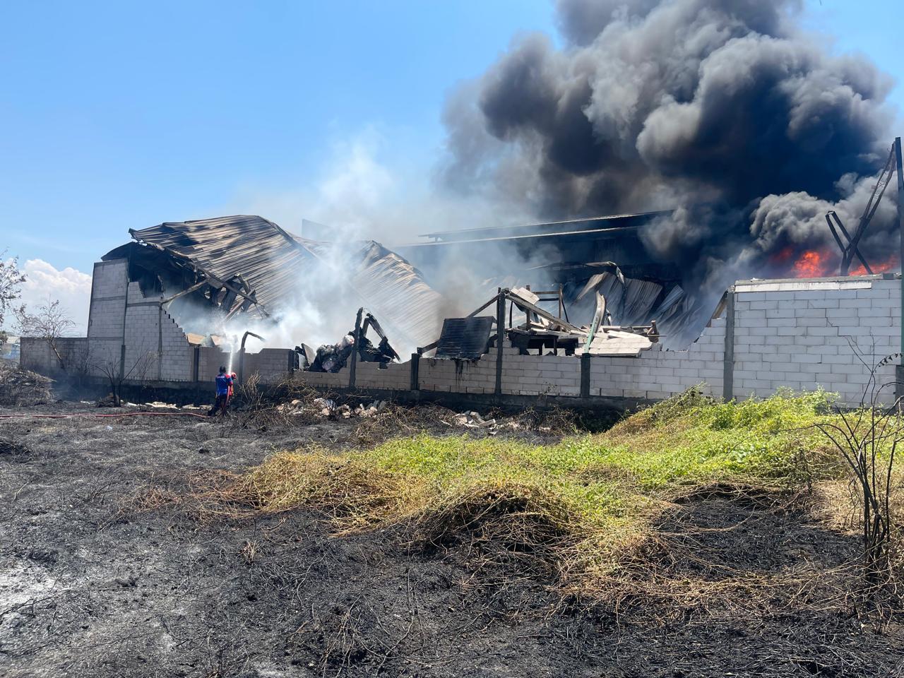 TERBAKAR: Gudang plastik daur ulang plastik di Desa Kesamben Wetan RT 13 RW 2 Kecamatan Driyorejo, Gresik ludes terbakar diakibatkan kebaran alang - alang di sekitar gudang.