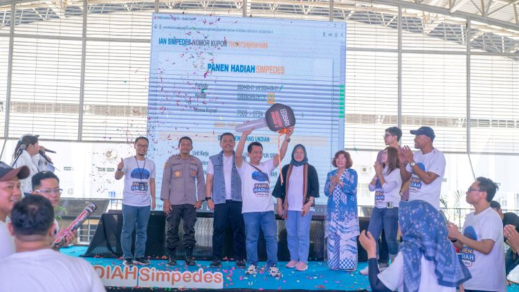 GRAND PRIZE: Kepala Bank BRI Unit Sekapuk Wilda Himawan menerima simbol grand prize yaitu satu unit Mobil Suzuki Carry PU FD/2023/ off the road dimenangkan nasabah bernama Arbaatul Husnah.