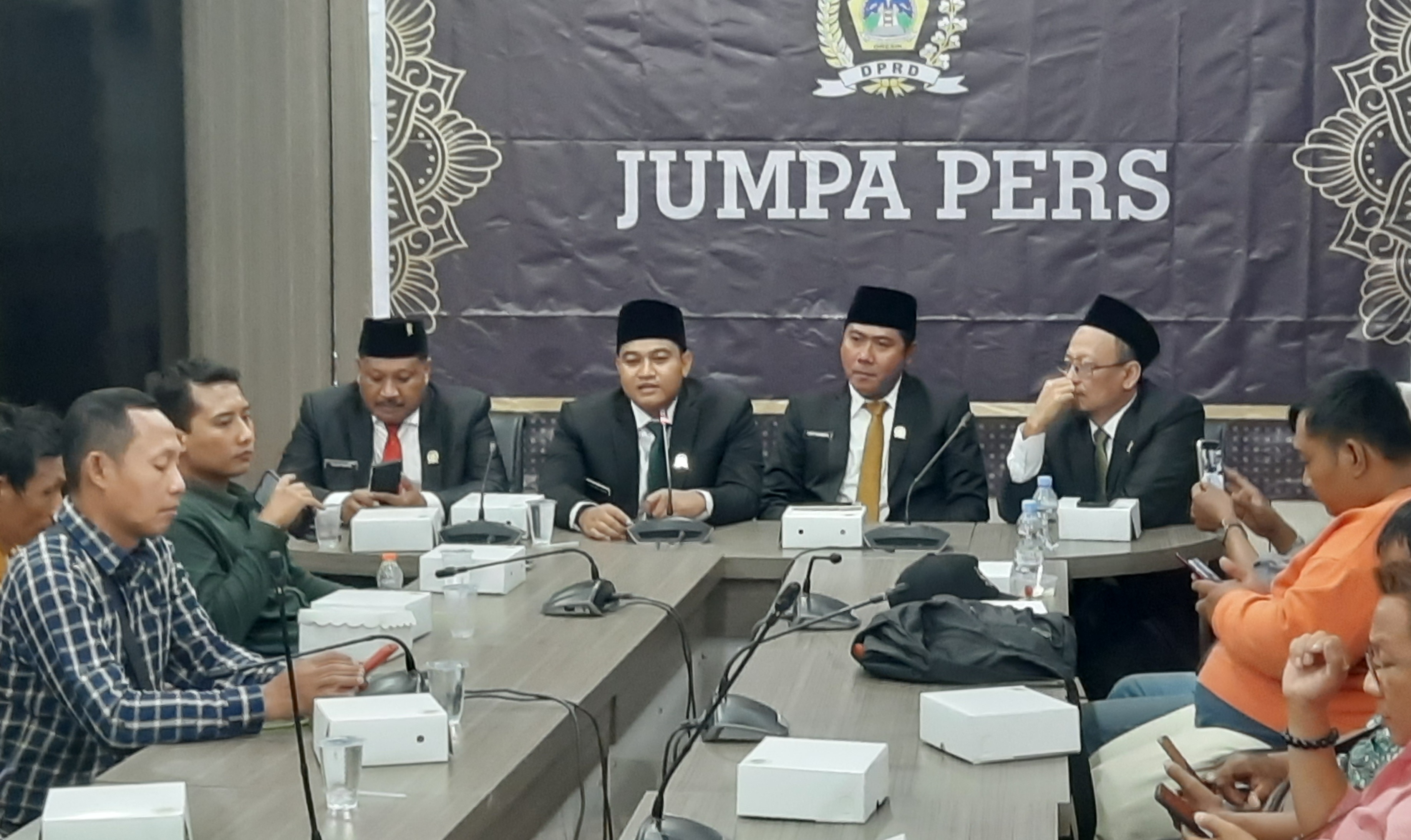 Pimpinan DPRD Gresik menggelar jumpa pers usai dilantik Pengadilan Negeri (PN) Gresik.