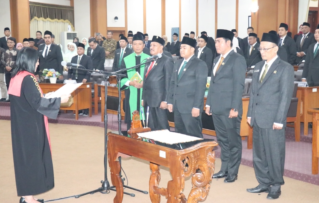 Ketua PN Gresik I Gusti Ayu Susilawati, SH, MH saat melantik empat pimpinan definitif di ruang rapat paripurna DPRD Gresik.
