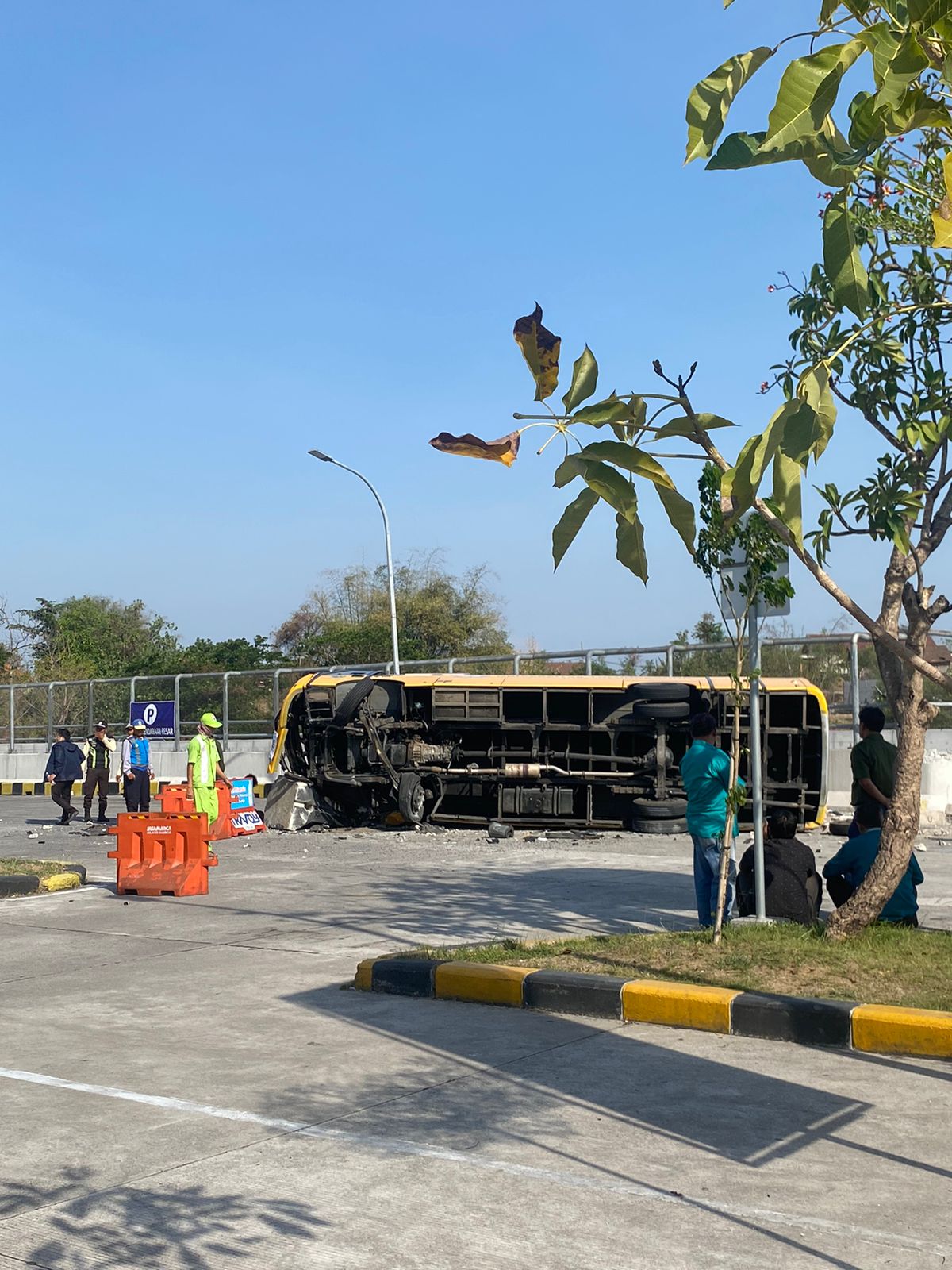 TERBALIK : Kendaraan Micro bus Nopol AG 7895 S terbalik diduga akibat rem blong di dalam rest area KM 725 jalur A Tol Surabaya-mojokerto, Kecamatan Wringinanom, Gresik.