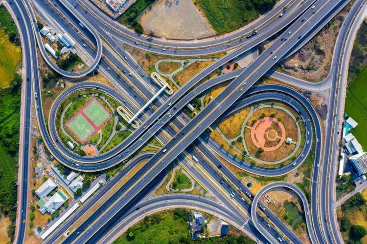 MENAWAN: Jalan tol menuju ke arah Malang sangat cantik dengan pemandangan indah