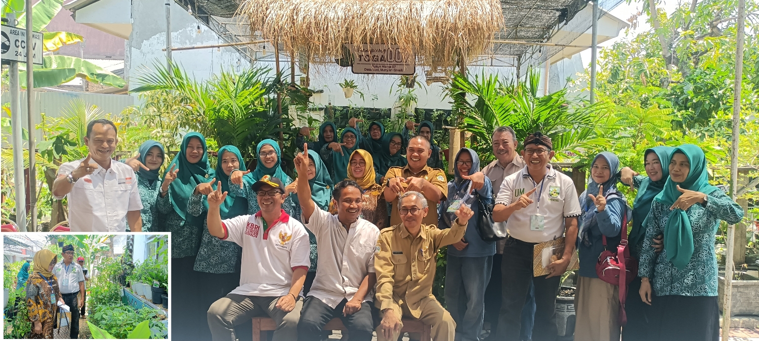 SEMARAK: Camat Manyar Susilo bersama pengurus RW 7 PPI, PKK RW 7, PKK Desa Suci, beserta para juri berfoto di depan taman toga.