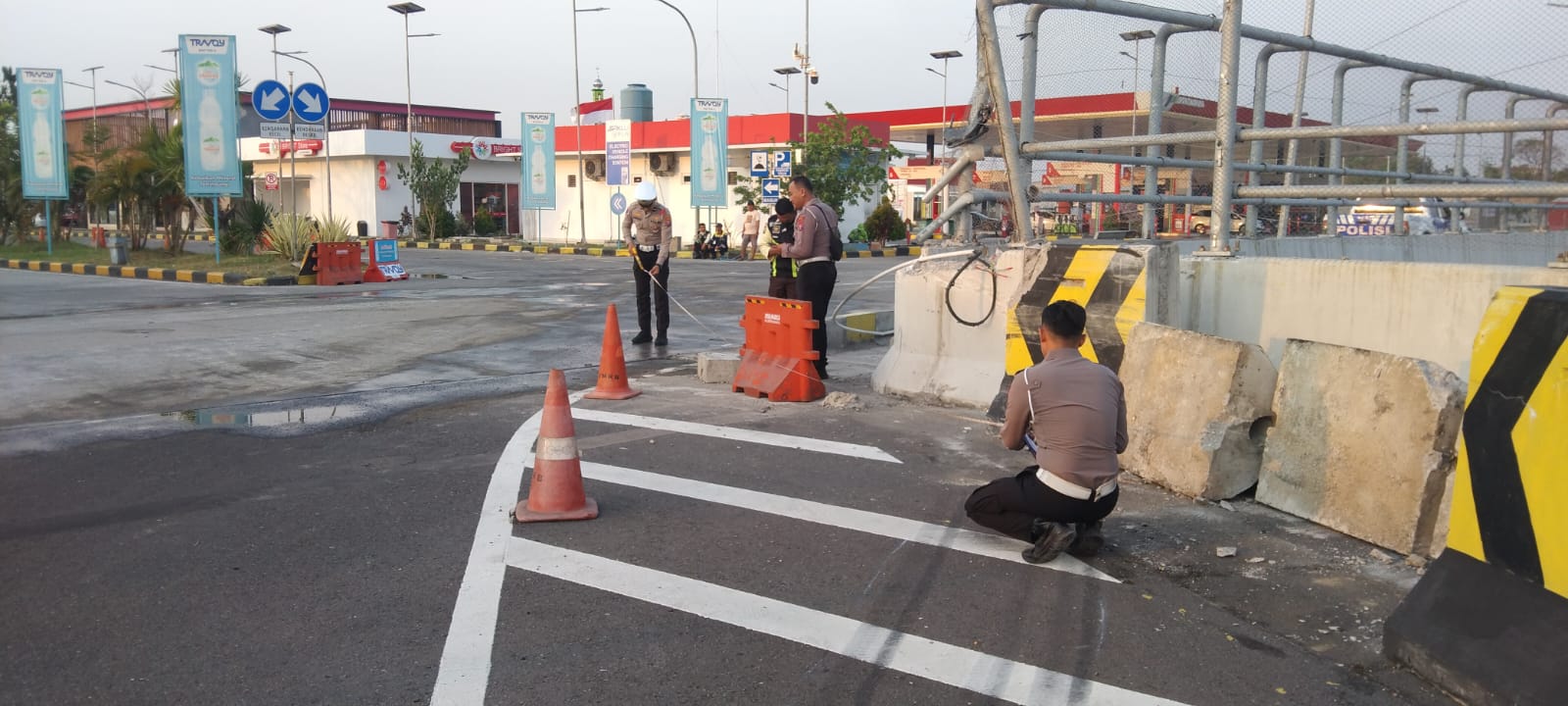 OLAH TKP : Anggota Unit Laka Satlantas Polres Gresik saat melakukan olah TKP kecelakaan di ruas Jalan Tol KM 725 Surabaya-Mojokerto (SUMO), tepatnya di wilayah Kecamatan Wringinanom, Gresik.
