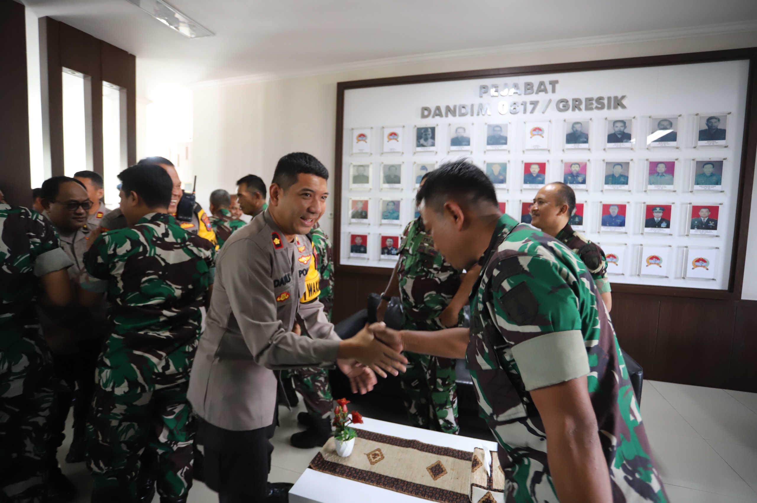 SOLIDARITAS : Kompol Danu Anandhita Kuncoro Putro, beserta jajaran pimpinan Polres memberi kejutan saat HUT TNI ke-79 di Kodim 0817/Gresik.